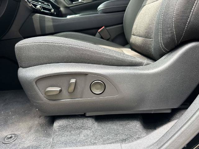 Used 2025 Chevrolet Traverse LT FWD image 16