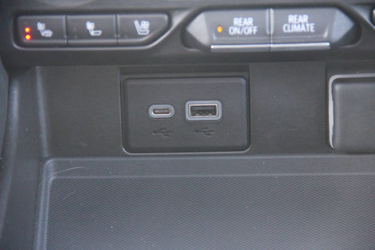 Used 2023 GMC Yukon XL SLT image 25