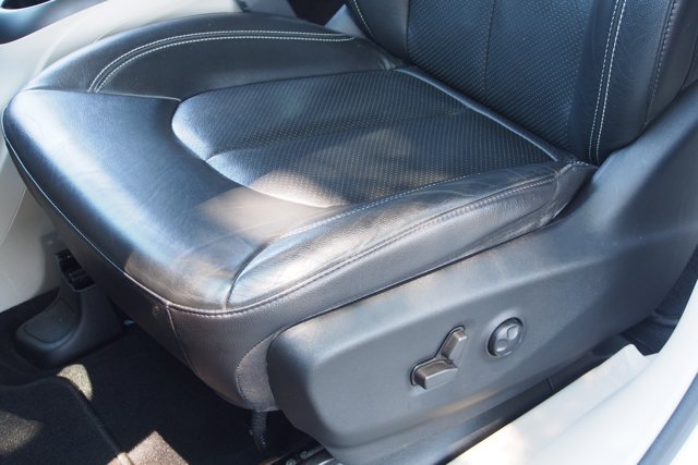 Used 2022 Chrysler Pacifica Touring-L FWD image 19