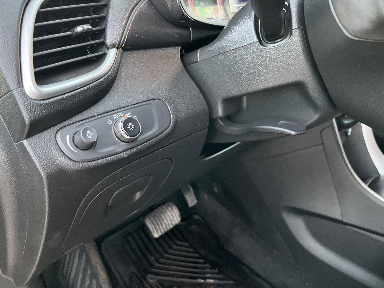 Used 2019 Chevrolet Trax LT w/ LT Convenience Package image 15