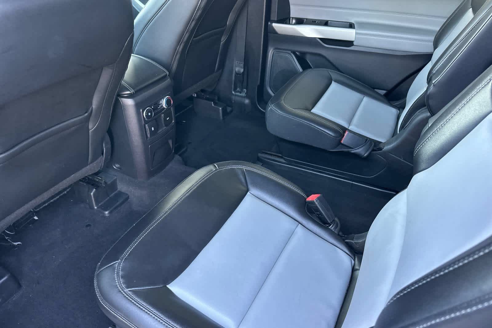 Certified 2022 Ford Explorer XLT w/ Equipment Group 202A RWD image 4