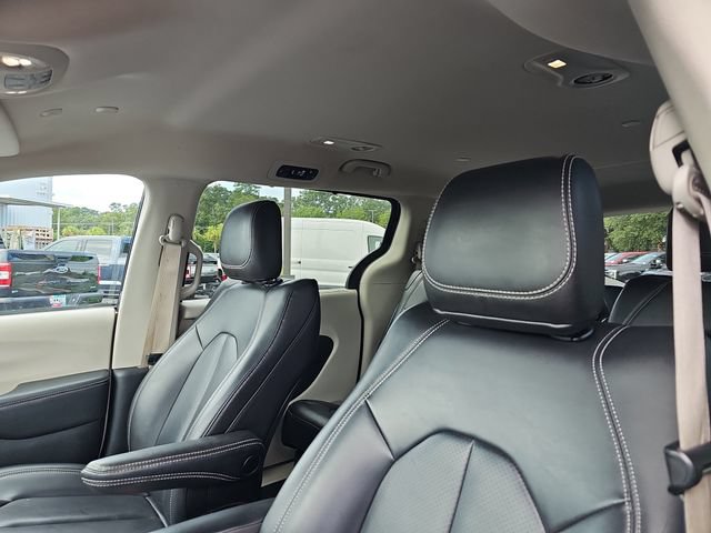 Used 2023 Chrysler Pacifica Touring-L FWD image 17