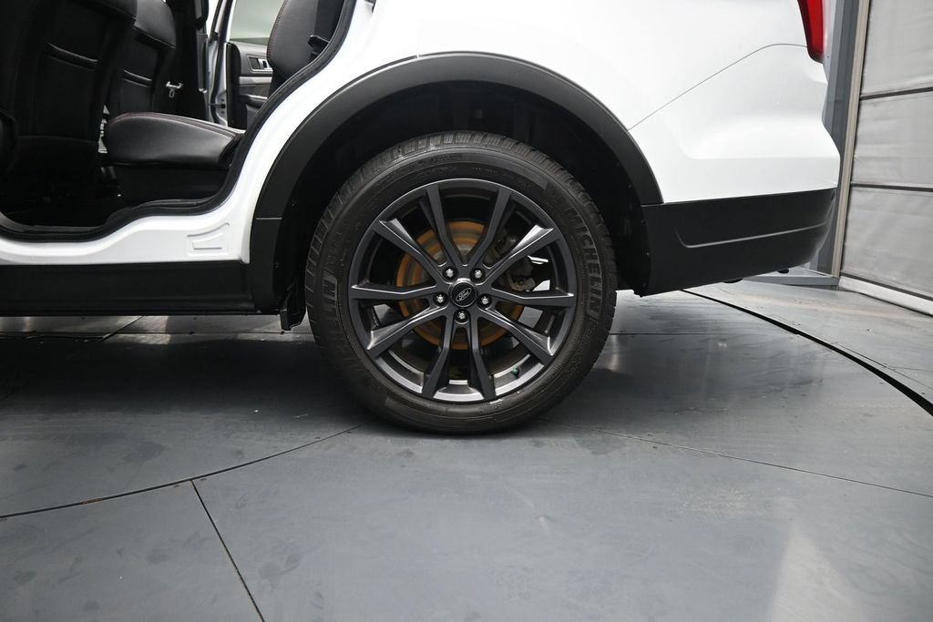 Certified 2019 Ford Explorer XLT w/ Equipment Group 202A FWD image 18