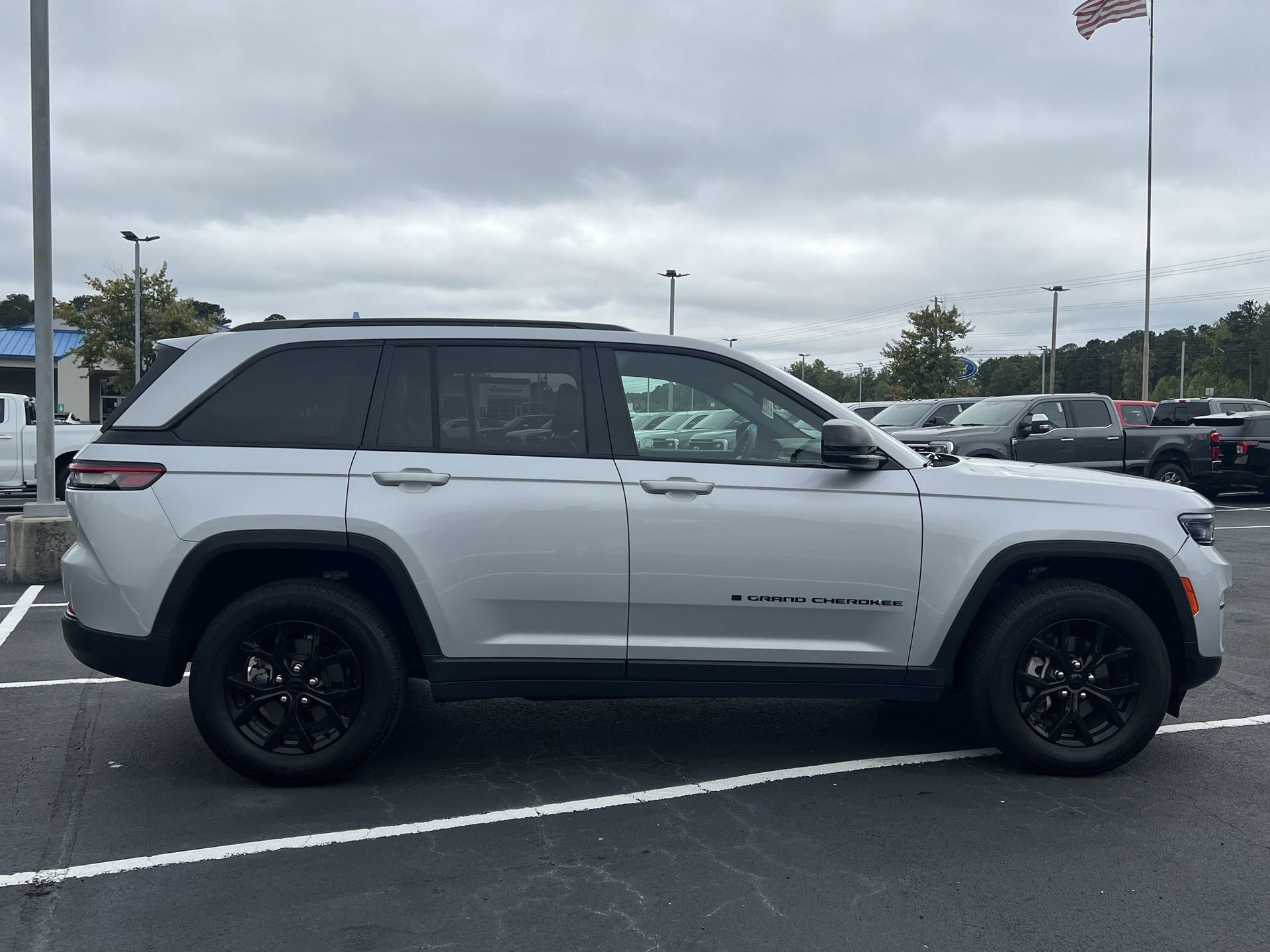 Used 2024 Jeep Grand Cherokee Altitude image 2