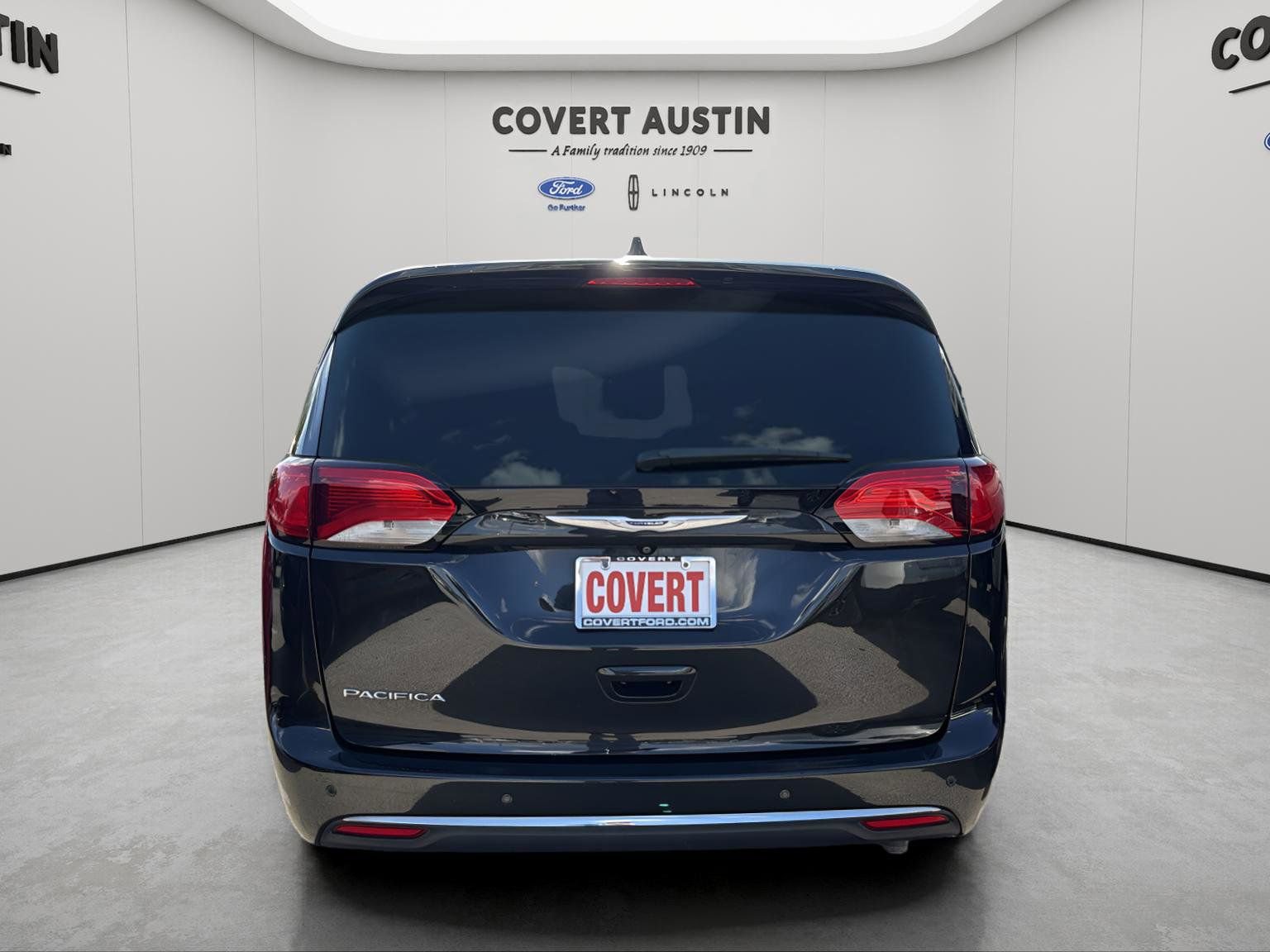 Used 2020 Chrysler Pacifica Touring-L FWD image 4