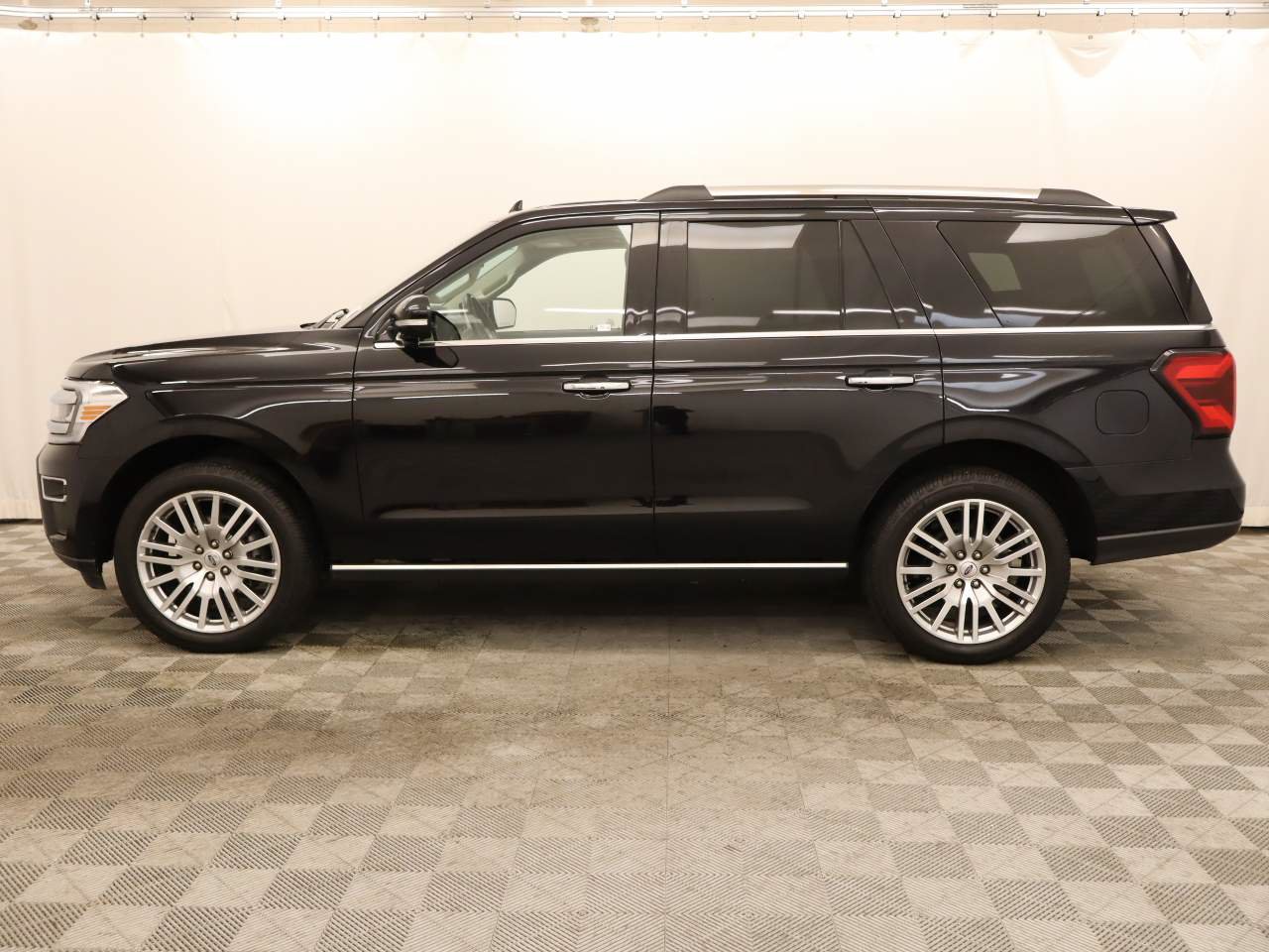 Certified 2024 Ford Expedition Limited AWD/4WD image 2