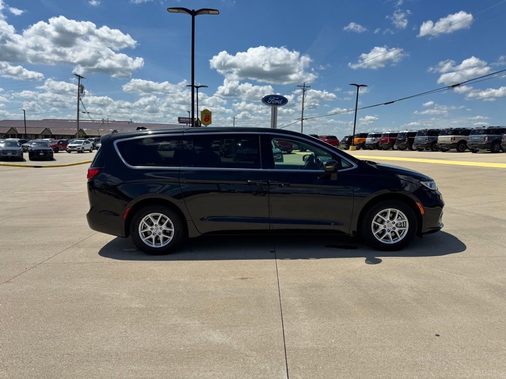 Used 2023 Chrysler Pacifica Touring-L FWD image 4