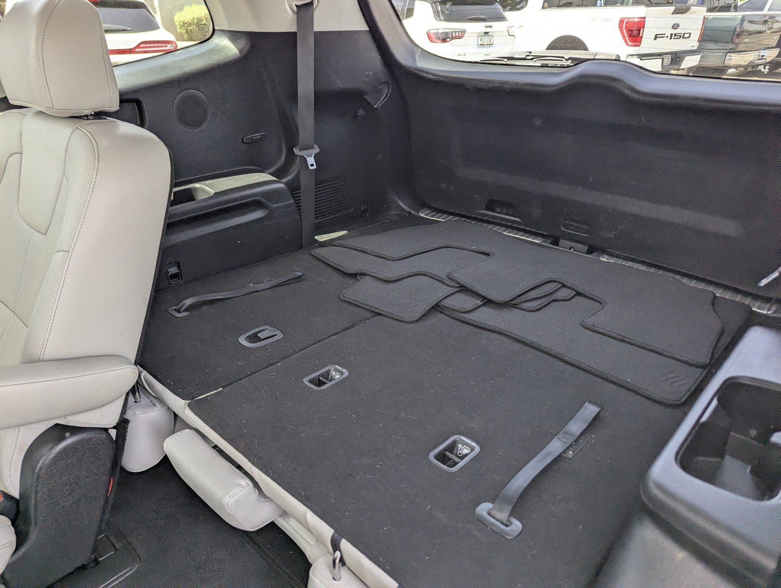 Used 2022 Kia Telluride SX w/ Towing Package FWD image 9