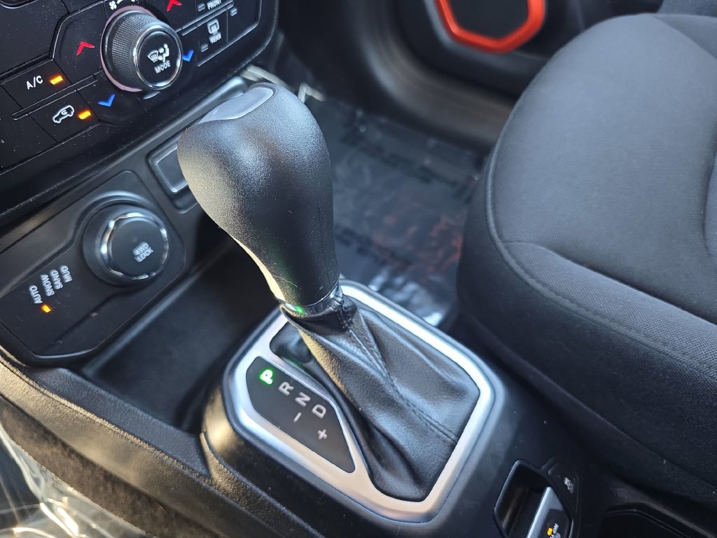 Used 2020 Jeep Renegade Latitude AWD/4WD image 30