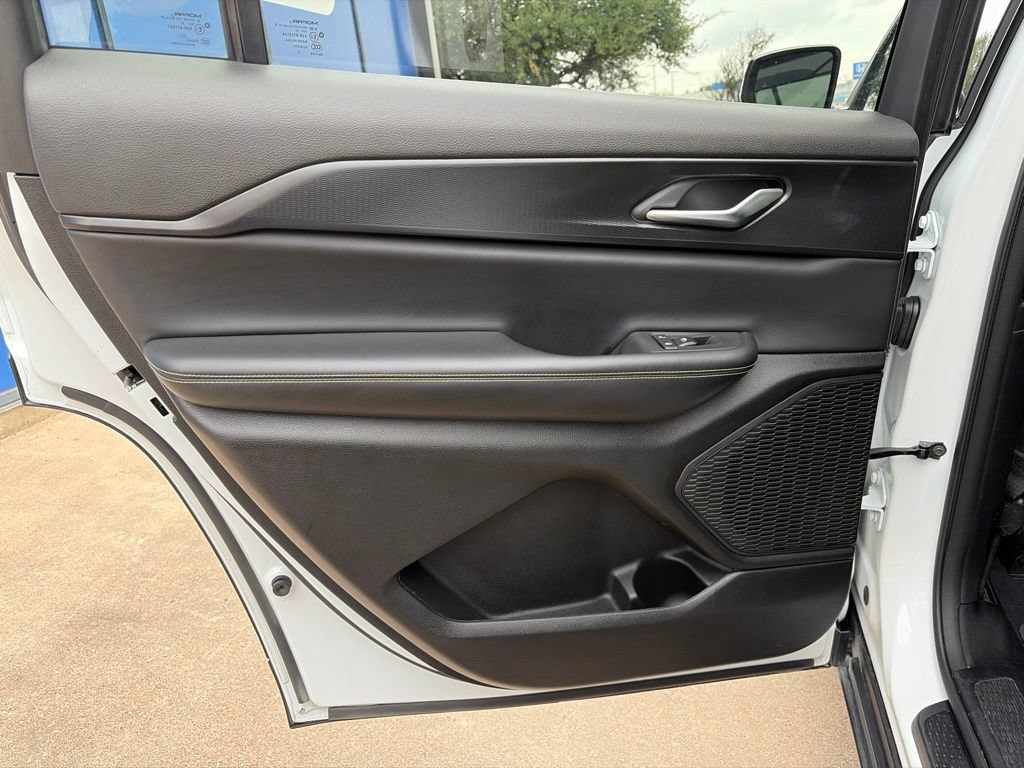 Used 2023 Jeep Grand Cherokee L Laredo RWD image 18