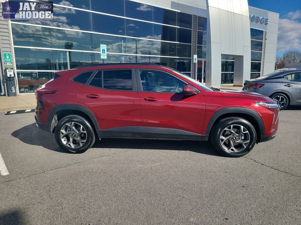 Used 2025 Chevrolet Trax LT w/ LT Convenience Package image 2