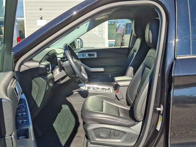 Certified 2023 Ford Explorer XLT w/ Equipment Group 202A AWD/4WD image 3