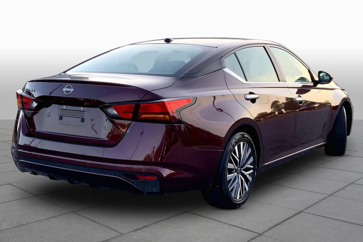 Used 2025 Nissan Altima 2.5 SV FWD image 12