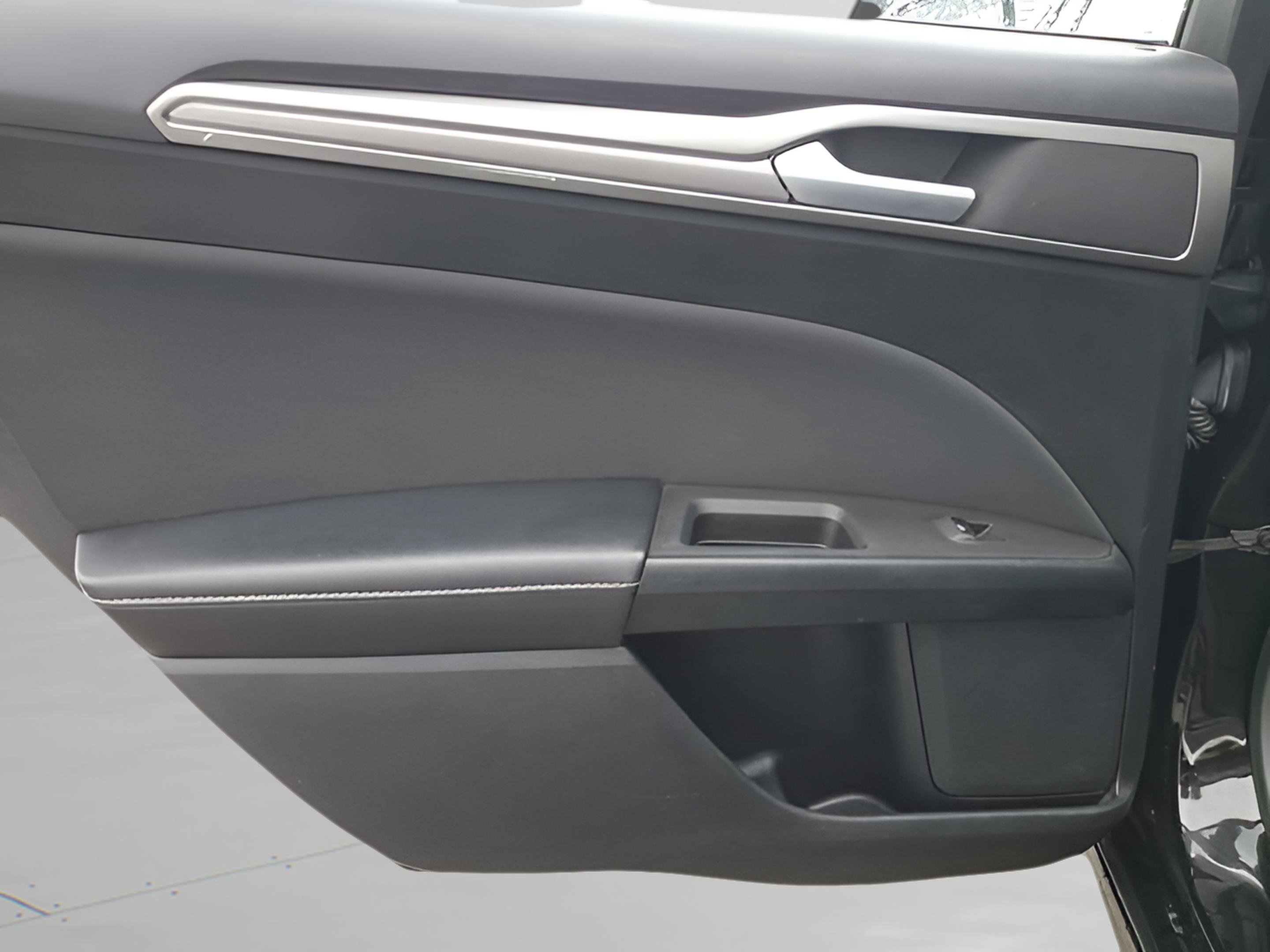 Certified 2018 Ford Fusion SE w/ Fusion SE Technology Package FWD image 27