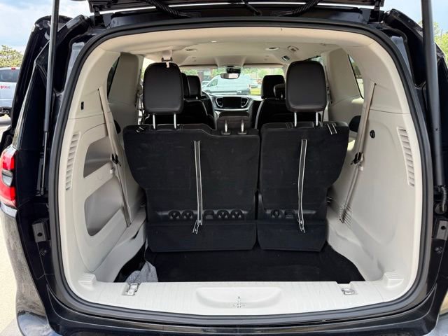 Used 2024 Chrysler Pacifica Touring-L FWD image 37