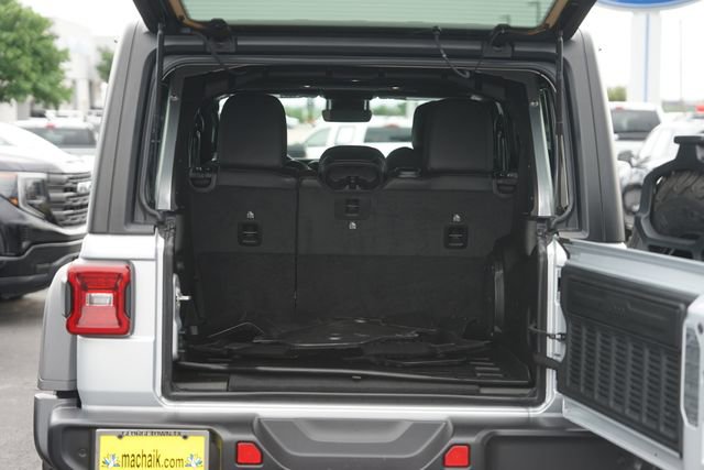 Used 2024 Jeep Wrangler Unlimited Rubicon w/ Technology Group AWD/4WD image 31