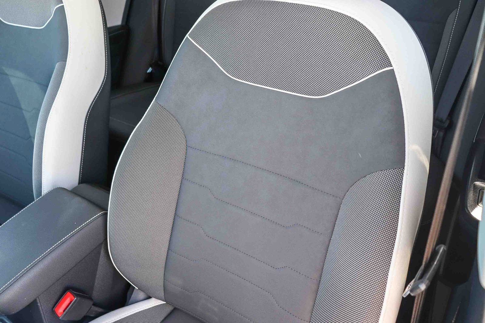 Used 2025 Volkswagen Taos SE w/ Panoramic Sunroof Package FWD image 27