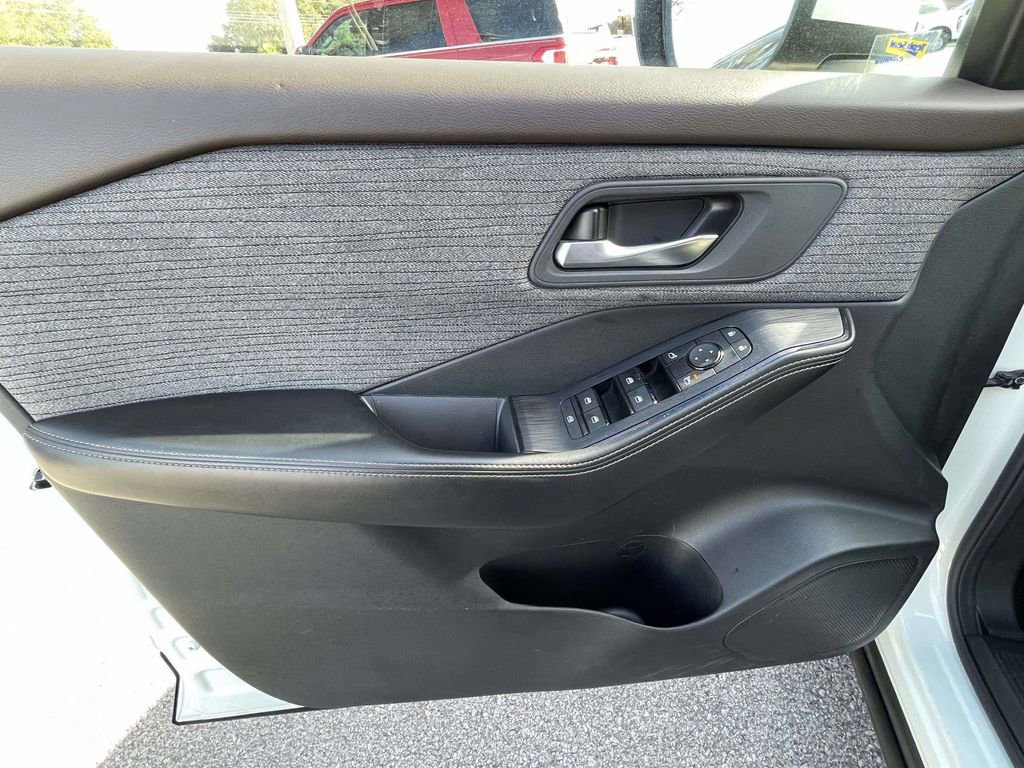 Used 2023 Nissan Rogue SV image 15