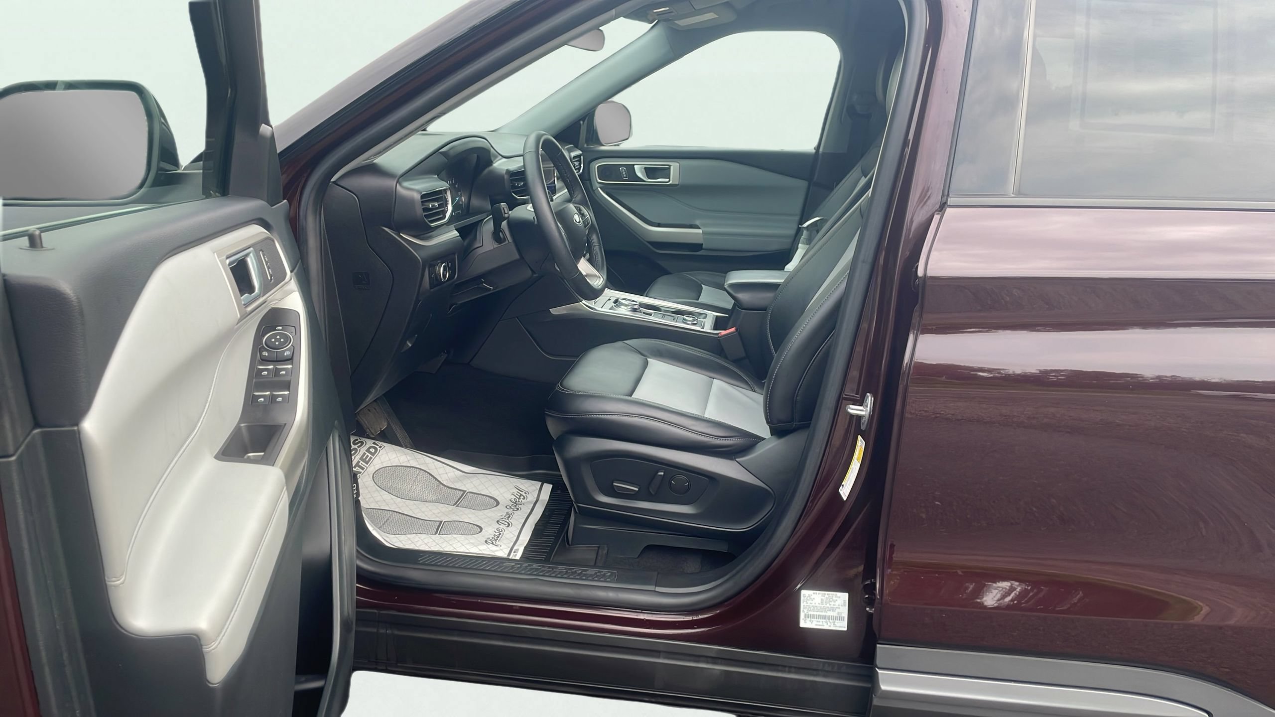 Certified 2023 Ford Explorer XLT w/ Equipment Group 202A AWD/4WD image 11