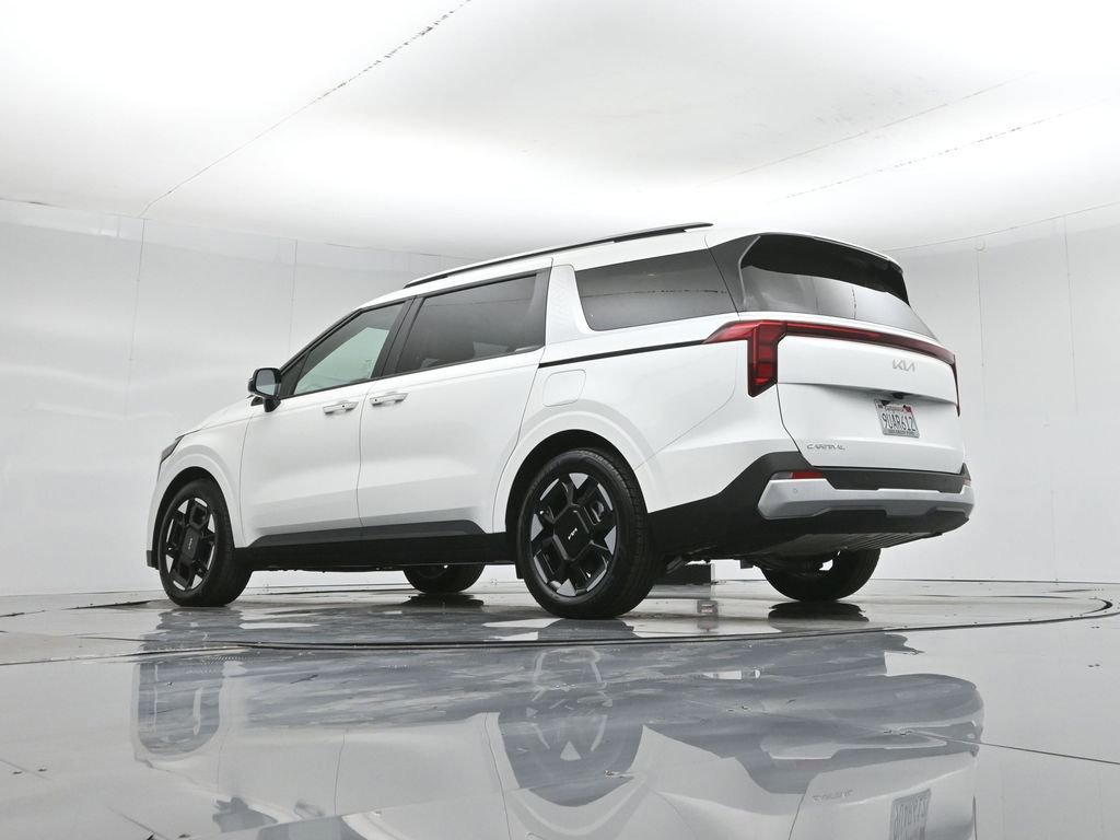 Used 2025 Kia Carnival EX image 4