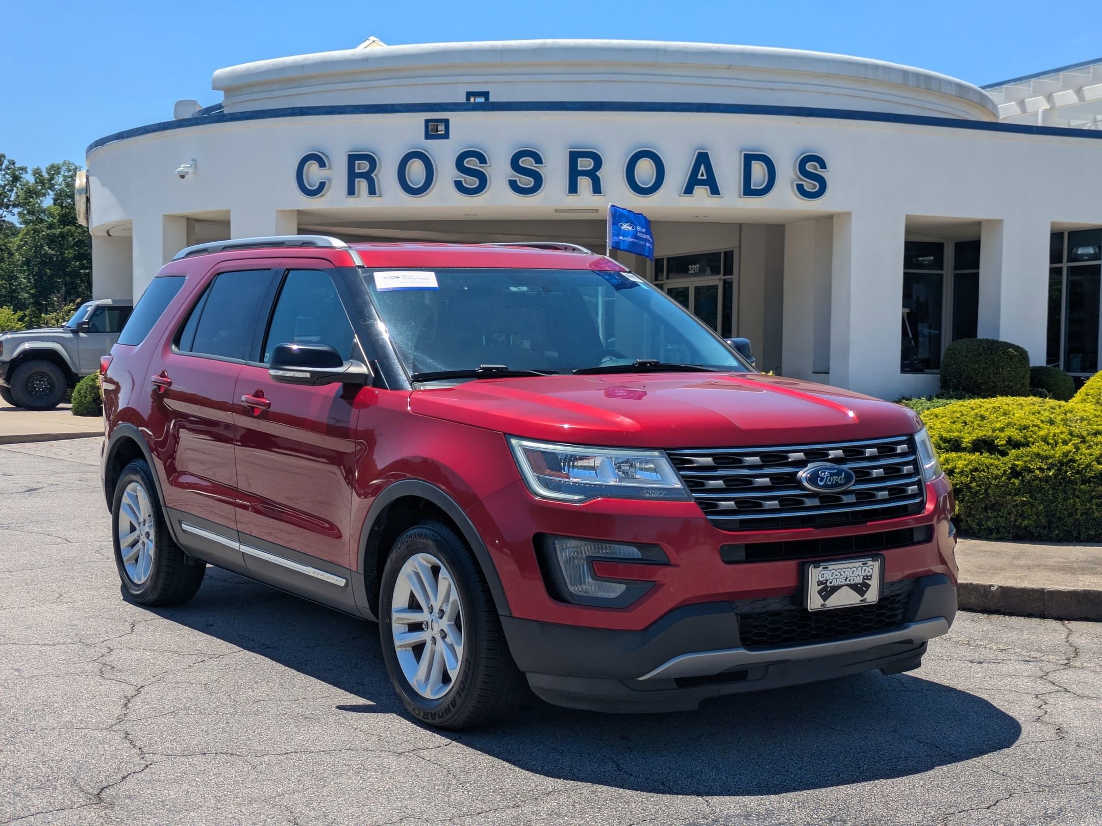 Certified 2017 Ford Explorer XLT FWD image 1