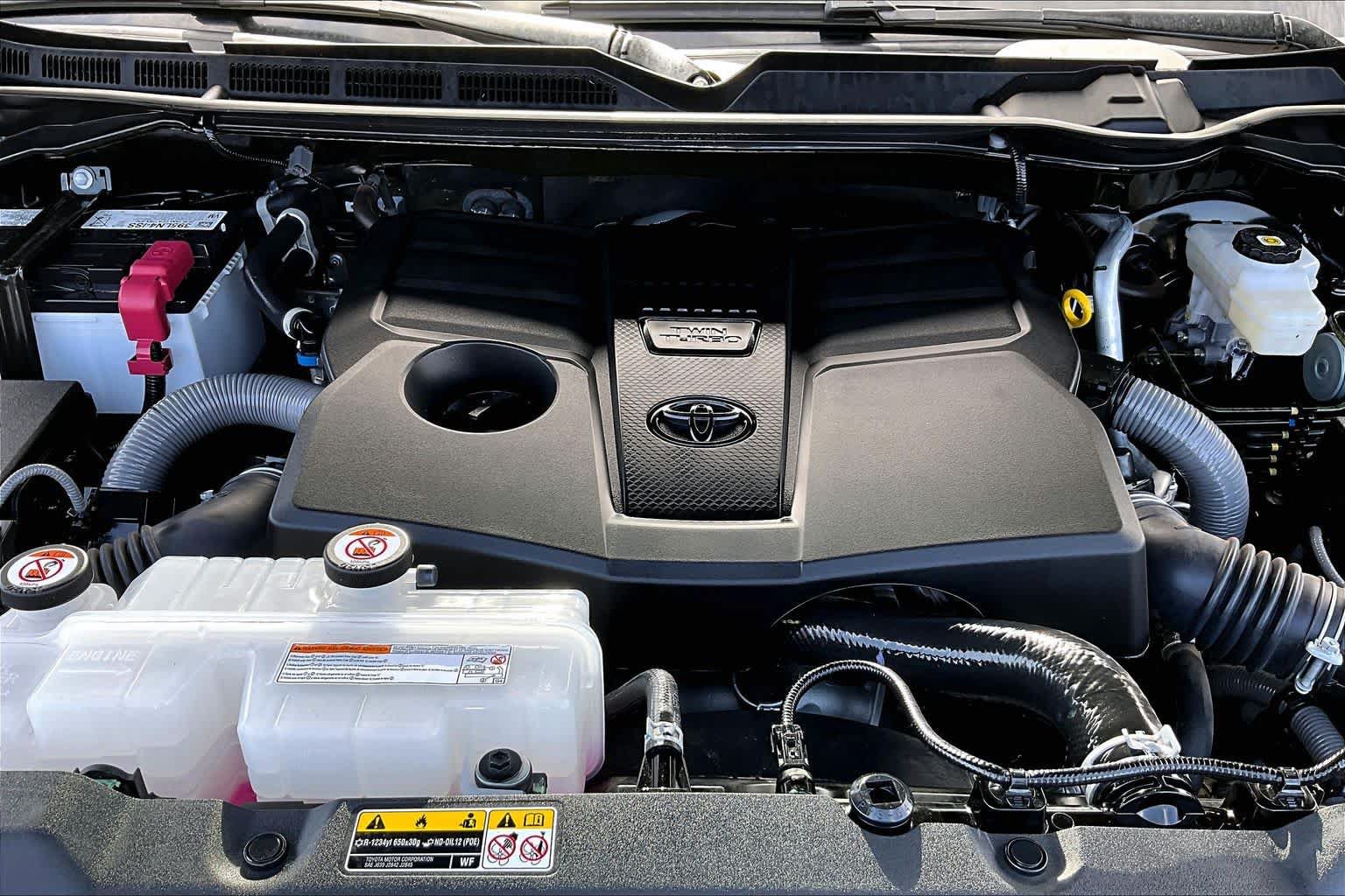 Used 2025 Toyota Tundra Limited AWD/4WD image 32