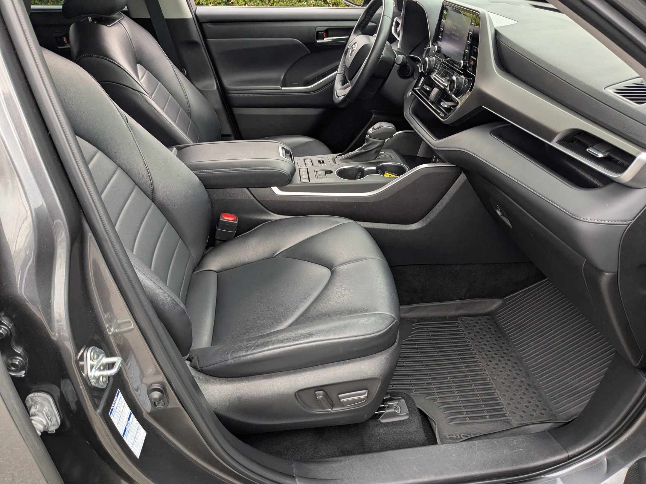 Used 2022 Toyota Highlander XLE image 37