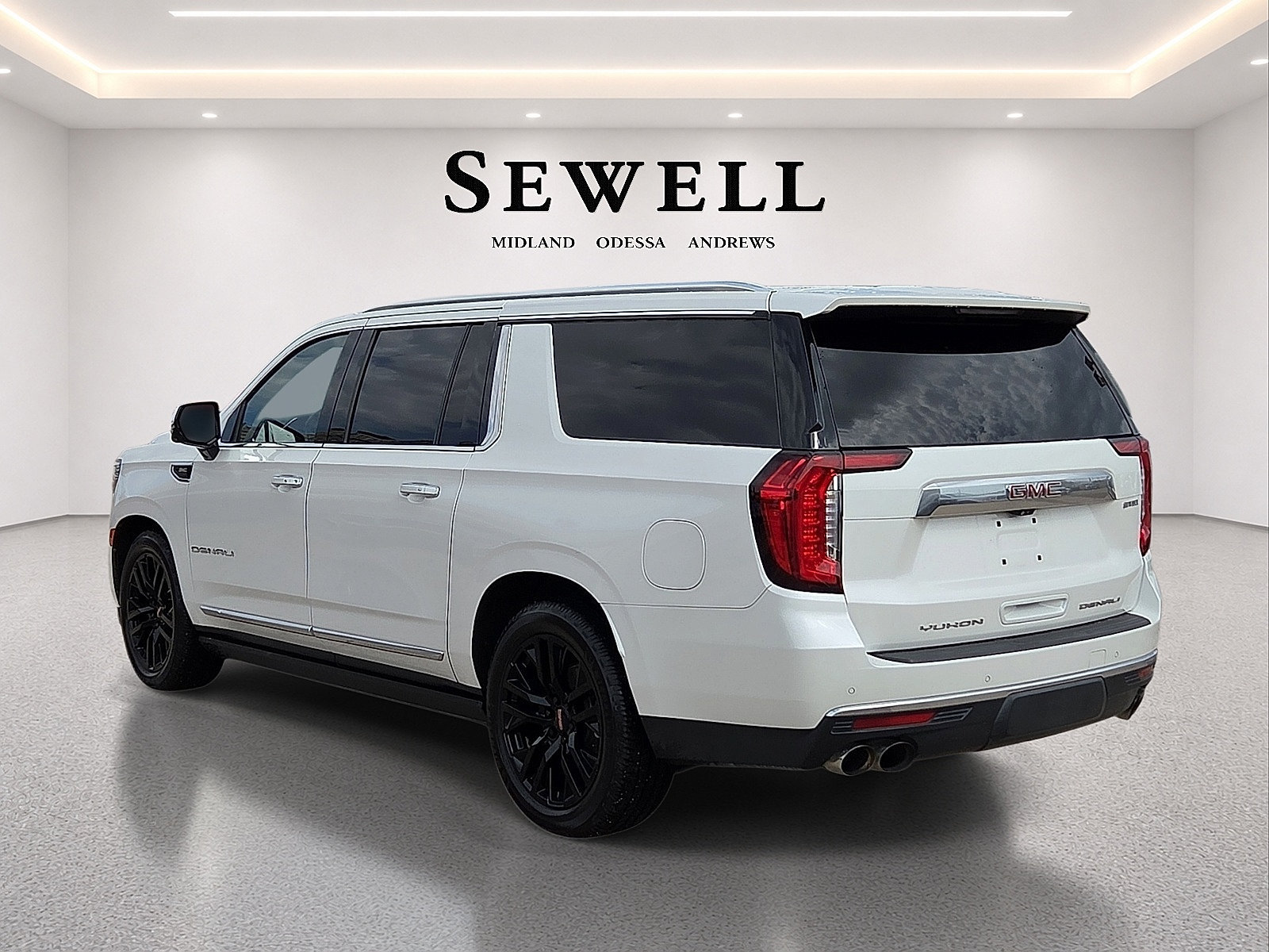 Used 2022 GMC Yukon XL Denali w/ Denali Ultimate Package AWD/4WD image 3