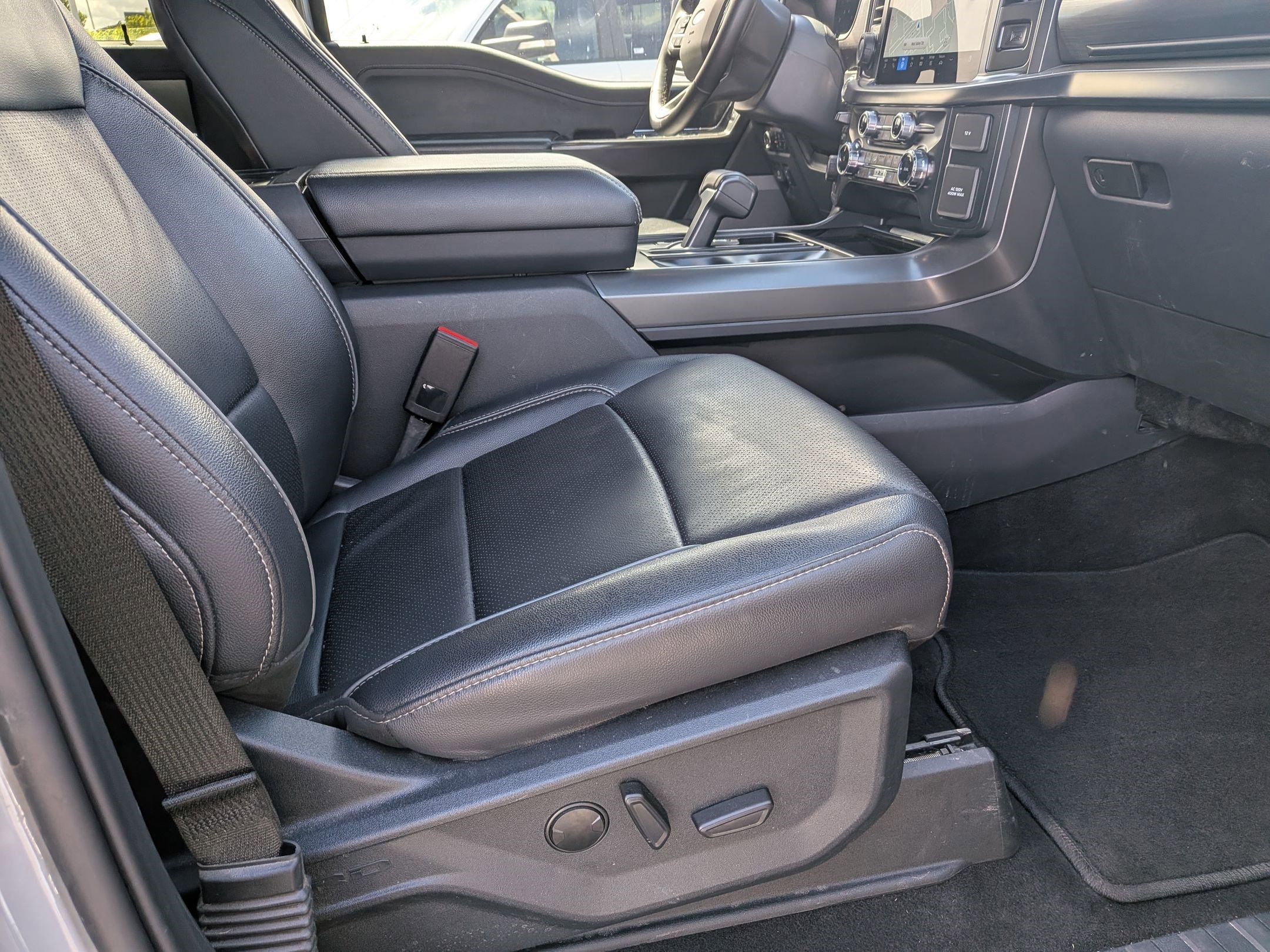 Certified 2025 Ford F150 Lariat image 36