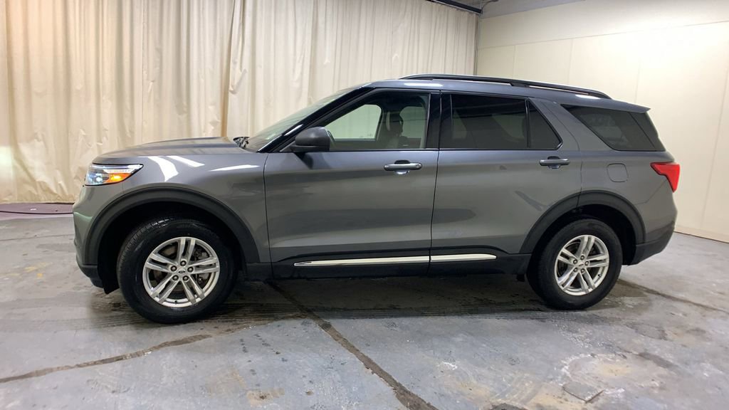 Certified 2022 Ford Explorer XLT w/ Equipment Group 202A image 3