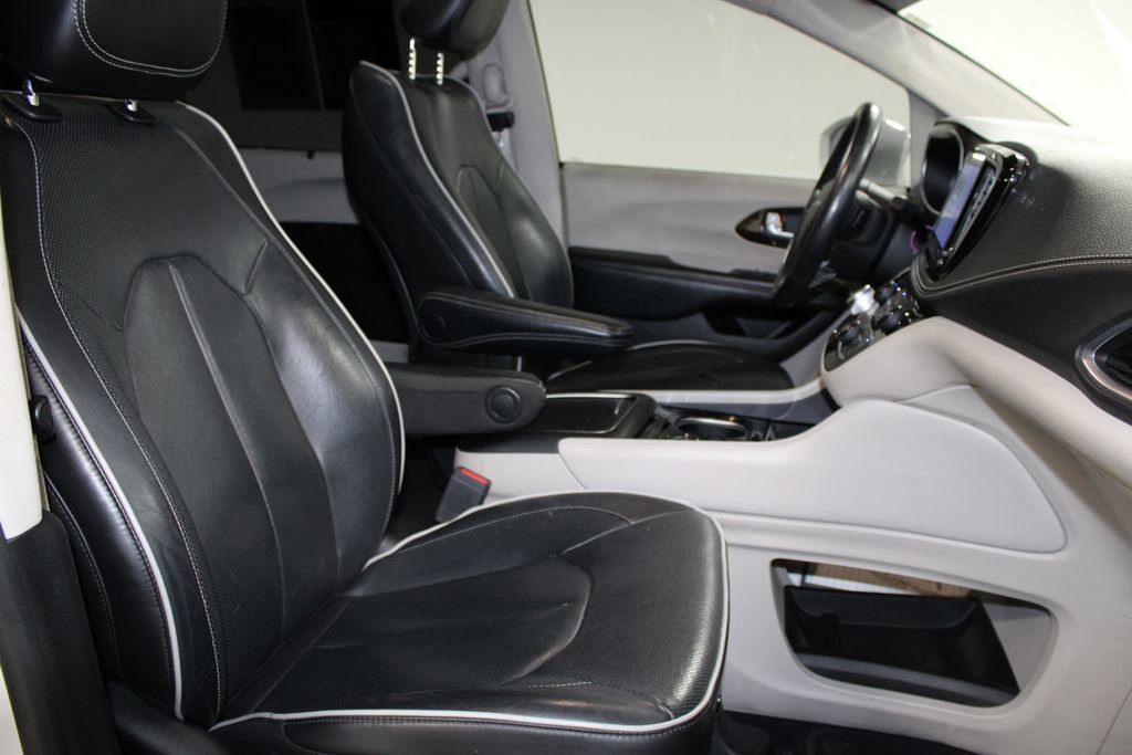 Used 2022 Chrysler Pacifica Limited image 32