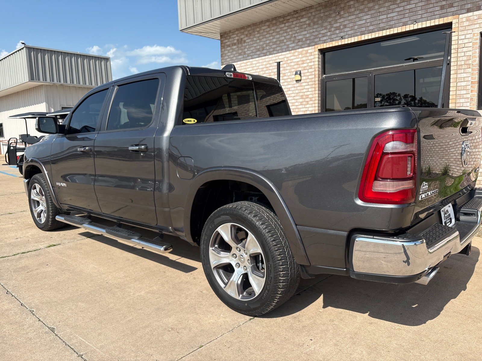 Used 2020 RAM 1500 Laramie AWD/4WD image 11