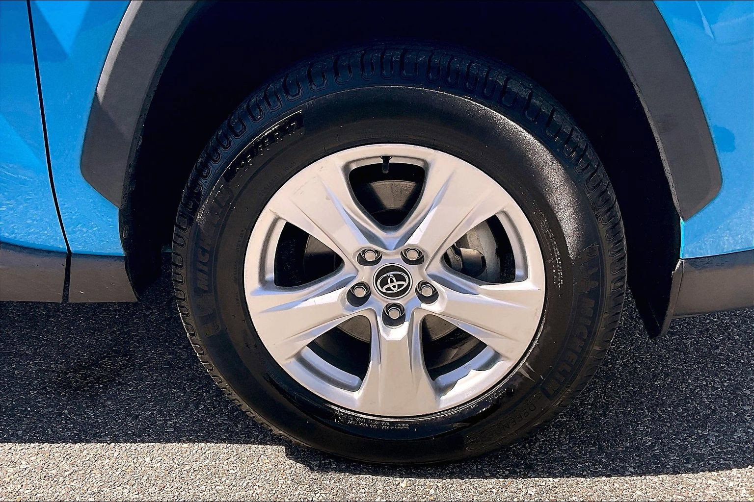 Used 2020 Toyota RAV4 XLE w/ All Weather Liner Package AWD/4WD image 9