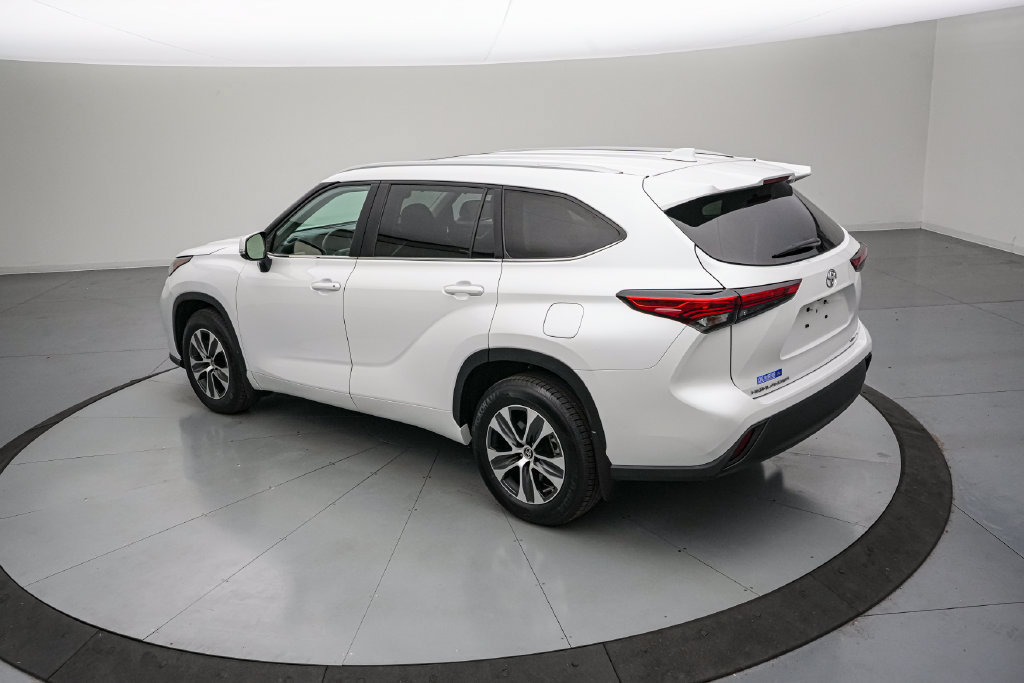 Used 2023 Toyota Highlander XLE AWD/4WD image 6