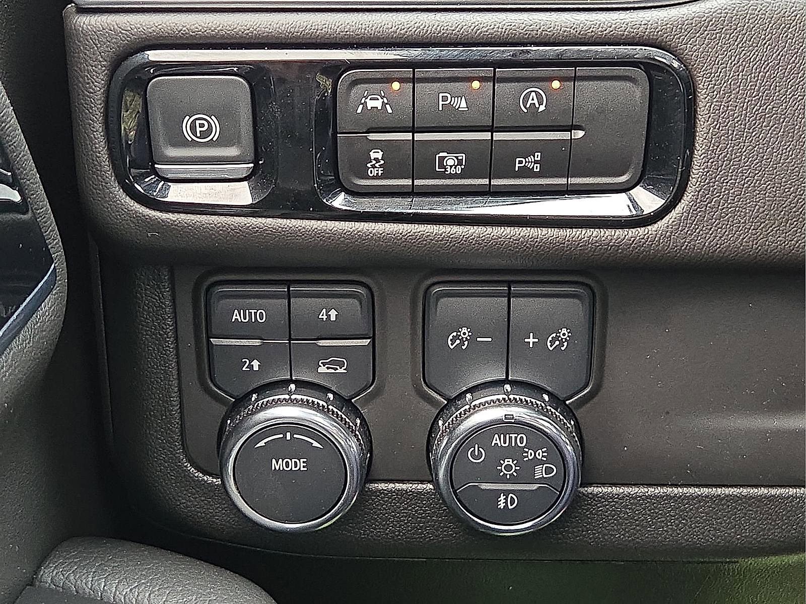 Used 2025 GMC Yukon Denali w/ Sun & Power Step Package AWD/4WD image 21