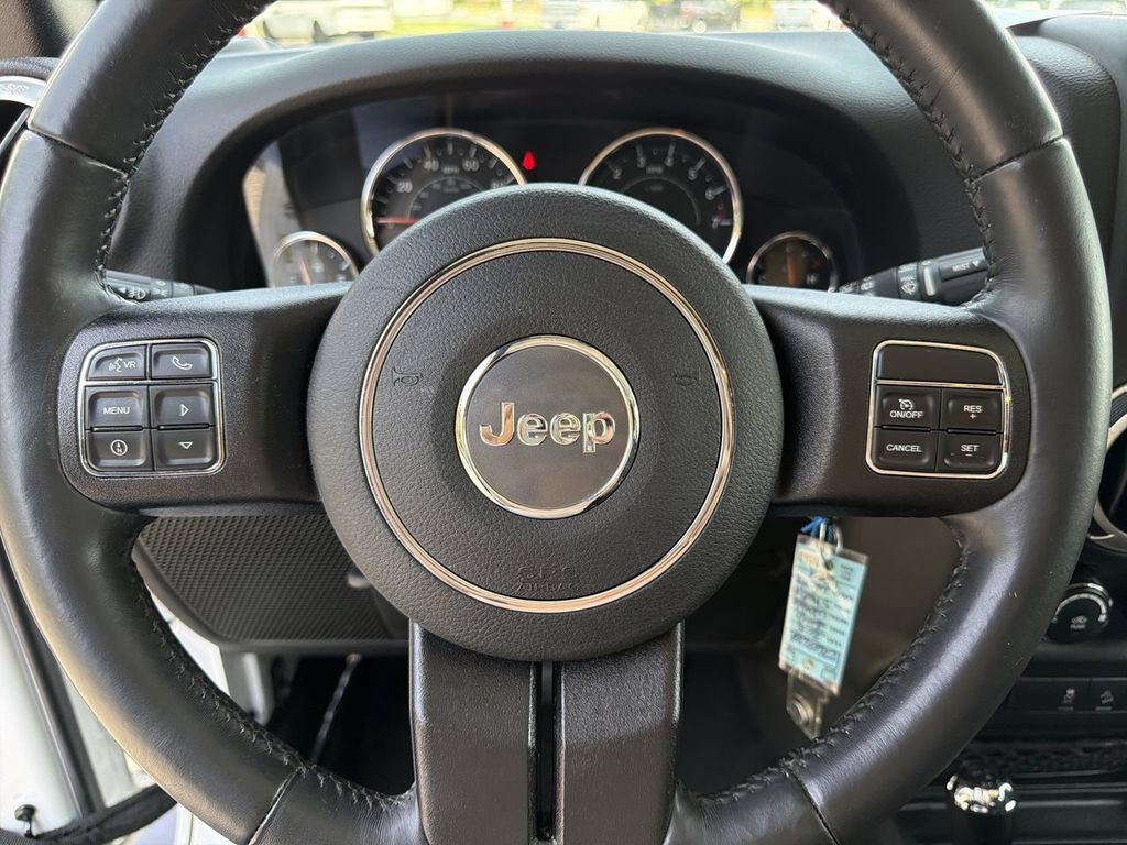 Used 2018 Jeep Wrangler Unlimited Sahara w/ Connectivity Group AWD/4WD image 13