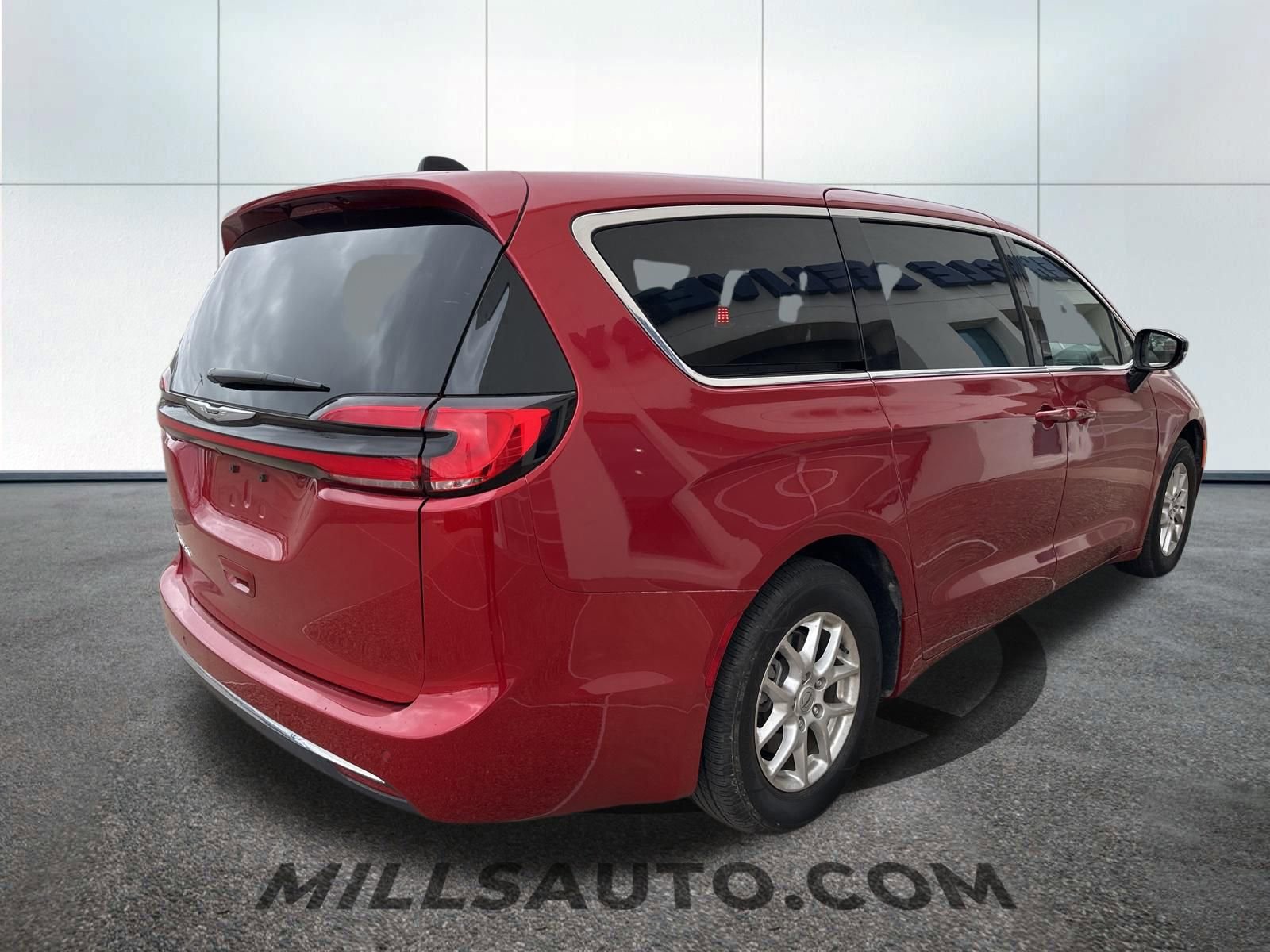 Used 2025 Chrysler Pacifica Select image 2