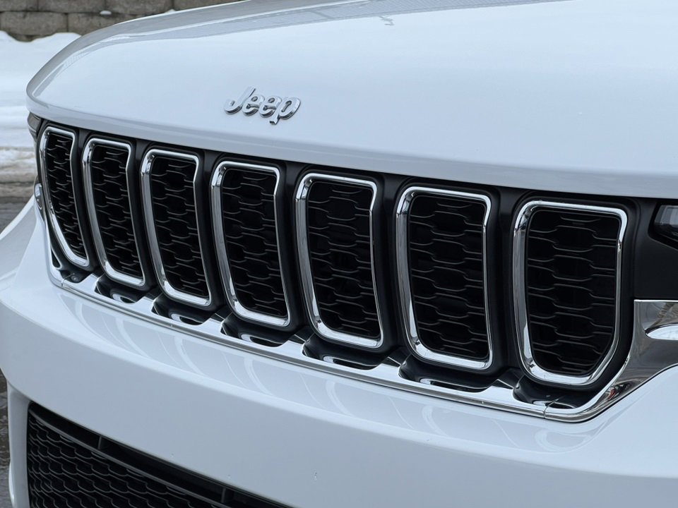 Used 2022 Jeep Grand Cherokee Laredo w/ Luxury Tech Group I image 33