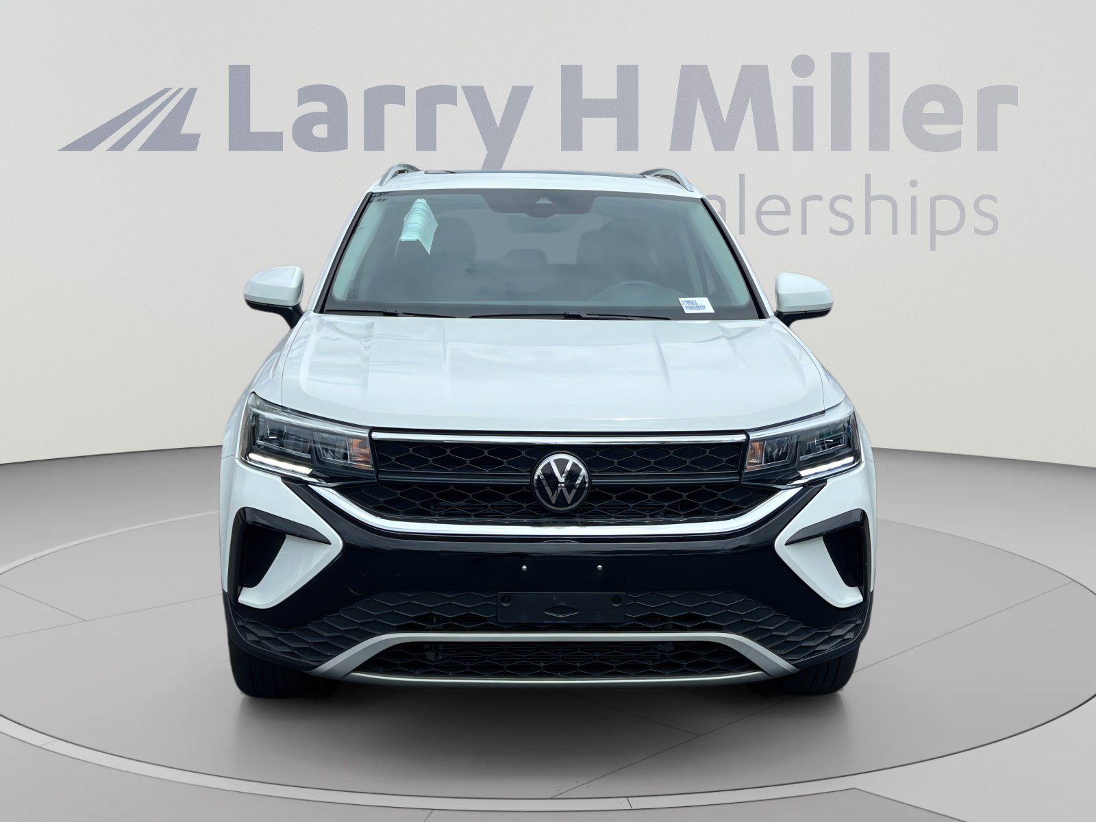 Used 2024 Volkswagen Taos SE w/ Panoramic Sunroof Package AWD/4WD image 8