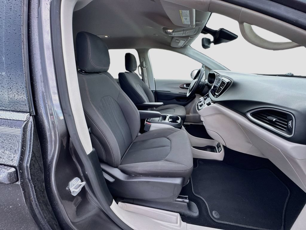 Used 2019 Chrysler Pacifica Touring Plus w/ Advanced Safetytec Group FWD image 28