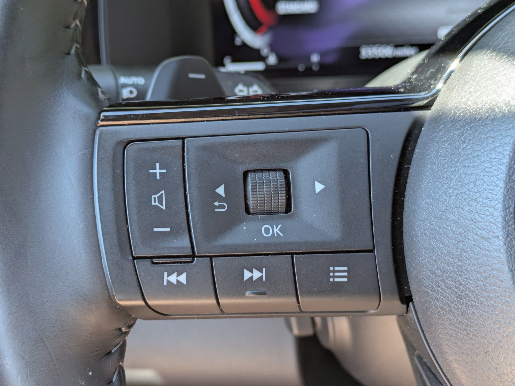 Used 2024 Nissan Pathfinder Platinum w/ Black Appearance Package FWD image 16