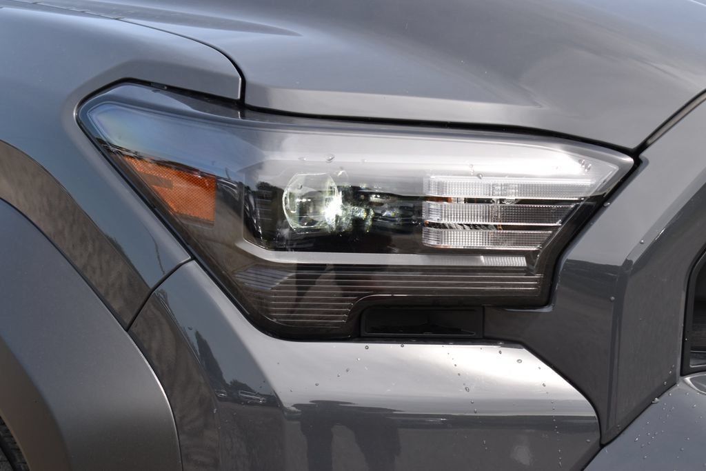 Used 2025 Toyota 4Runner SR5 AWD/4WD image 4
