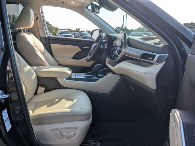 Used 2021 Toyota Highlander XLE AWD/4WD image 28