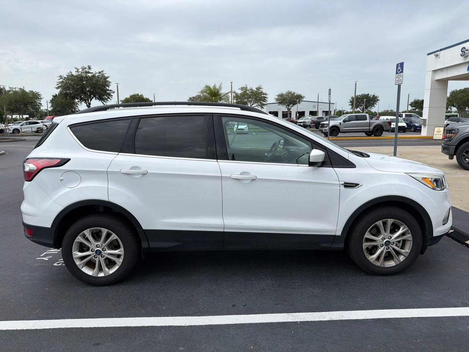 Certified 2018 Ford Escape SE w/ SE Sync 3 Package AWD/4WD image 2