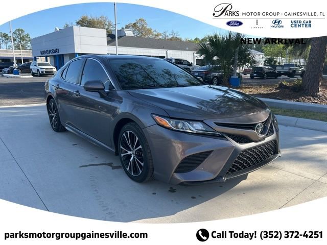 Used 2020 Toyota Camry SE FWD image 1