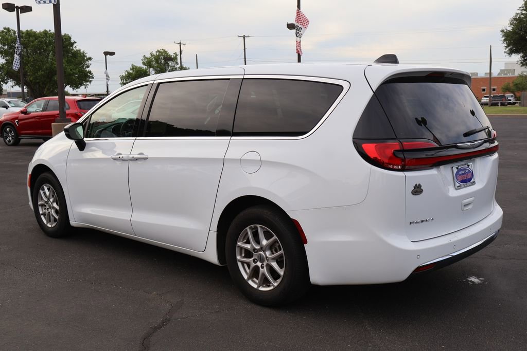 Used 2024 Chrysler Pacifica Touring-L FWD image 16