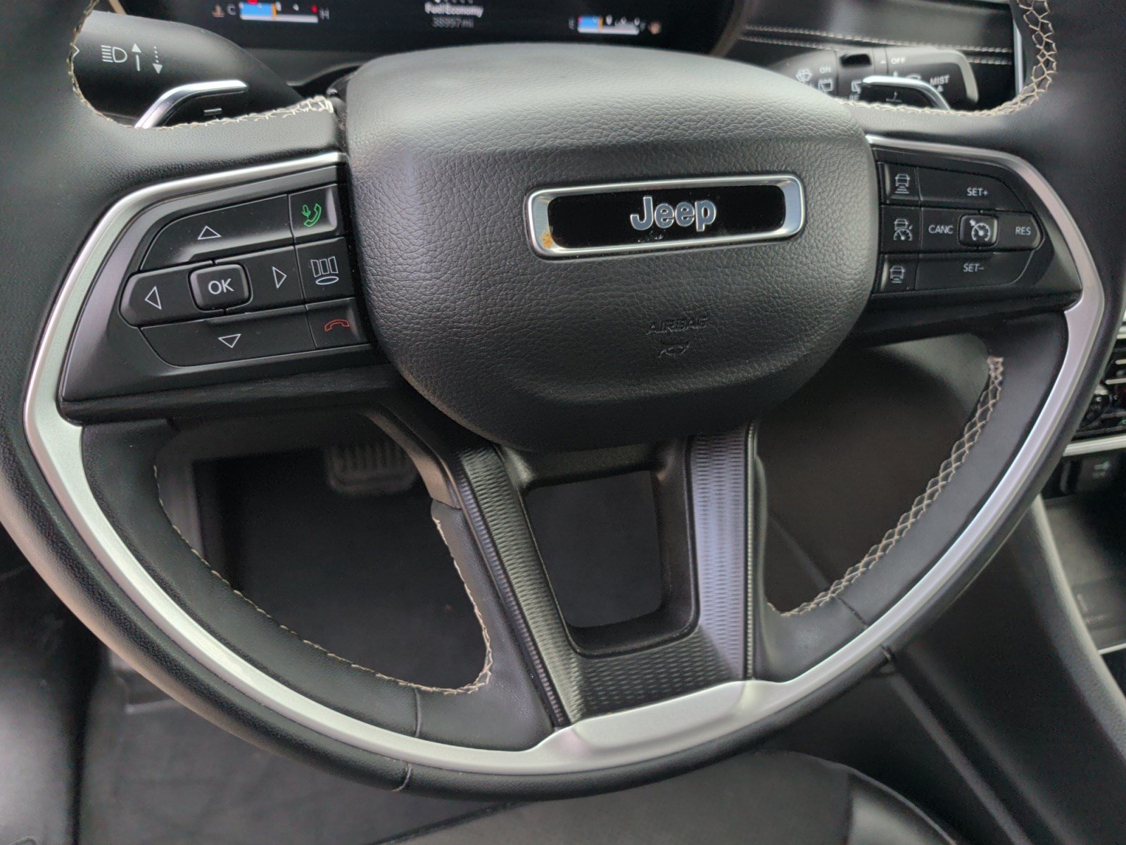 Used 2025 Jeep Grand Cherokee Altitude AWD/4WD image 20
