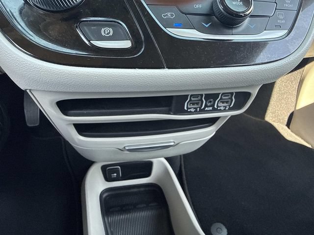 Used 2023 Chrysler Voyager LX FWD image 25