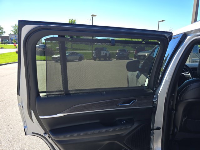 Used 2024 Jeep Grand Cherokee L Limited w/ Luxury Tech Group II AWD/4WD image 16