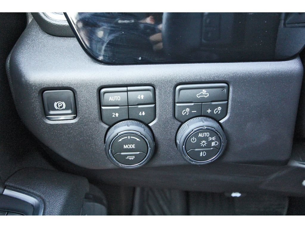 Used 2026 Chevrolet Silverado 1500 LT Trail Boss w/ Convenience Package II AWD/4WD image 19